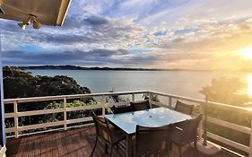 Beachfront Bach W Beautiful Sunsets, Pizza Oven, Handy To Town